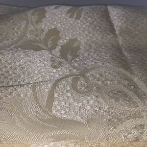 Beautiful damask vintage rectangular tablecloth. This tablecloth is as new.